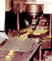 Rotary parts accumulators are used at the pressing station to 
