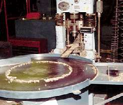 Rotary parts accumulators are used at the pressing station to 